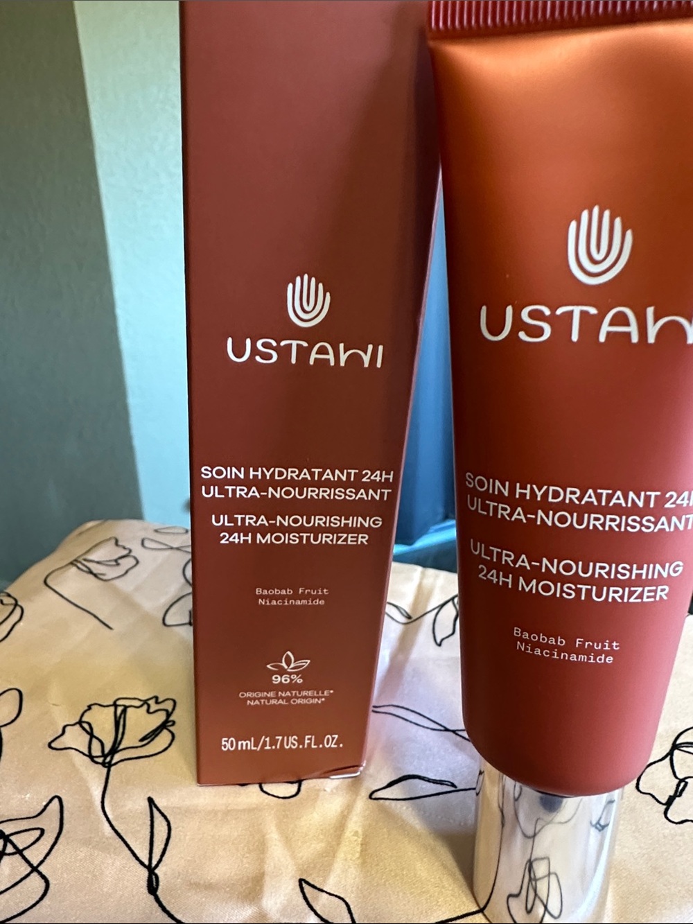 USTAWI-Ultra-Nourishing 24H Moisturizer - Brown